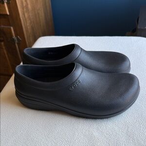 CROCS Men's Black Slip-On shoes size 8.
